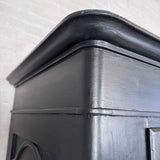 Klædeskab med hylder og bøjlestang