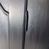 Klædeskab med hylder og bøjlestang