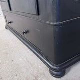 Klædeskab med hylder og bøjlestang