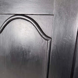 Klædeskab med hylder og bøjlestang