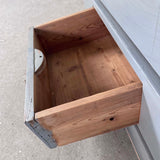 Klædeskab med hylder og bøjlestang