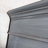 Klædeskab med hylder og bøjlestang