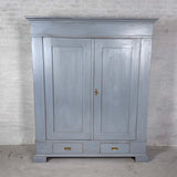 Klædeskab med hylder og bøjlestang