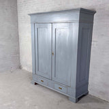 Klædeskab med hylder og bøjlestang