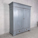 Klædeskab med hylder og bøjlestang