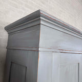 Klædeskab med hylder og bøjlestang