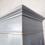 Klædeskab med hylder og bøjlestang