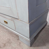 Klædeskab med hylder og bøjlestang