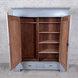 Klædeskab med hylder og bøjlestang