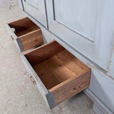 Klædeskab med hylder og bøjlestang