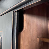 Klædeskab med hylder og bøjlestang