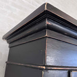 Klædeskab med hylder og bøjlestang