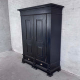 Klædeskab med hylder og bøjlestang