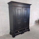 Klædeskab med hylder og bøjlestang