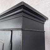 Klædeskab med hylder og bøjlestang