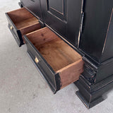 Klædeskab med hylder og bøjlestang