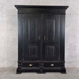 Klædeskab med hylder og bøjlestang