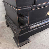 Klædeskab med hylder og bøjlestang