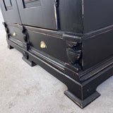 Klædeskab med hylder og bøjlestang