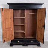 Klædeskab med hylder og bøjlestang