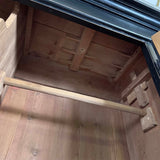 Klædeskab med hylder og bøjlestang