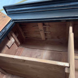 Klædeskab med hylder og bøjlestang