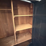 Klædeskab med hylder og bøjlestang