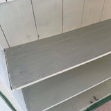 Lavt smalt skab med hylder