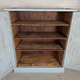 Lavt smalt skab med hylder
