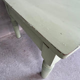 Sofabord lysegrønt close up bordkant