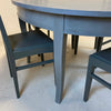 Ovalt spisebord grå med stole close up ben