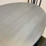 Ovalt spisebord grå close up bordplade