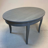Ovalt spisebord grå