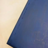Sidebord med skuffe blå close up bordplade