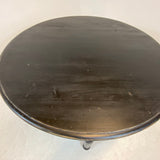 Rundt sort bord med skuffe bordplade