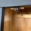 Klædeskab sort close up lukkemekanisme