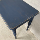 Sidebord med skuffe blåt close up bordplade