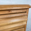 Fyrretræs kommode close up højre hjørne front