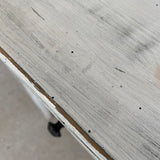 Sidebord med skuffe hvidt close up bordplade front
