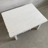 Lavt sofabord med skuffe i hvid oppe fra