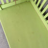 Børnebænk limegrøn close up sæde