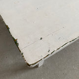 Lavt sofabord med skuffe i hvid close up venstre hjørne